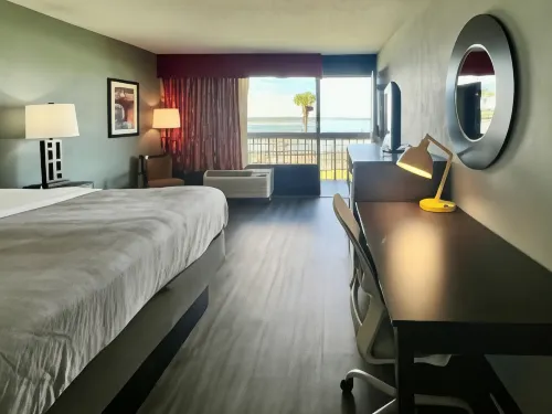 Quality Inn & Suites Gulf Breeze Bayside Near Pensacola Beach - parking