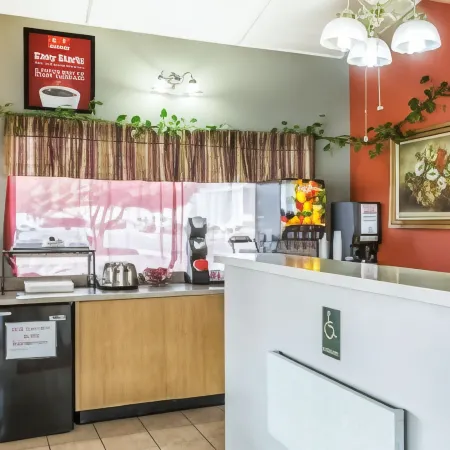 Econo Lodge Inn & Suites