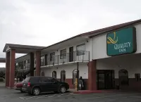 Days Inn by Wyndham Fayetteville - parking