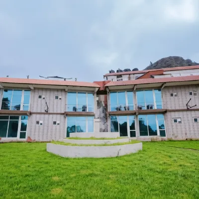 Tulips Village Resorts ケーティ バレー ビュー周辺のホテル