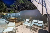 Large home, pool, Central, Walk to Beach 5 min - ヴィラ