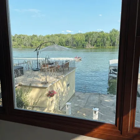 Eagle's Landing on the Rock River, Pontoon Available to Rent