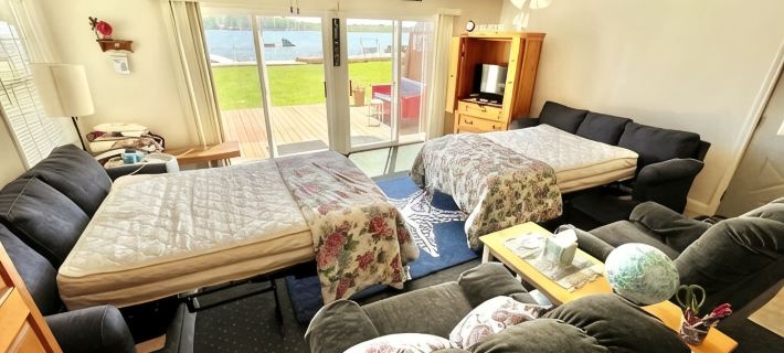 Cozy Red Door Cottage on Jordan Lake - Pontoon Boat Rental available Hotels in Barry County