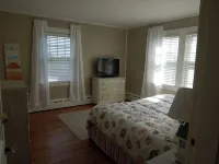 Ocean view House w 2 Bedrooms, 2 Bathrooms, living room,fireplace, kitchen,patio Hotels in Little Compton