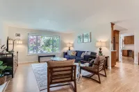 Entire home: Charming Home with Beautiful Yard - 3 estrellas