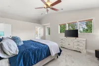 Your home away from home...recently renovated, sleeps 9-10! - WiFi