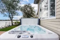 Modern Lake House with Spa on Champlain Lake, Venise-en-Québec - Villas