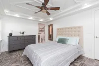 Private Brandon Oasis  Family home w/ Full outdoor kitchen & Bar+ Game room