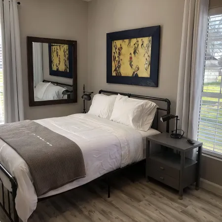 Artistic Retreat - Walk Downtown, Sparkling Clean!