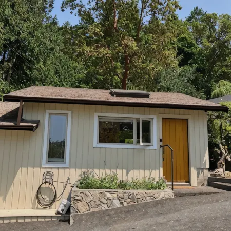 West facing Oceanfront cottage, 1 bedroom ; 4 kms from Victoria Int. Airport