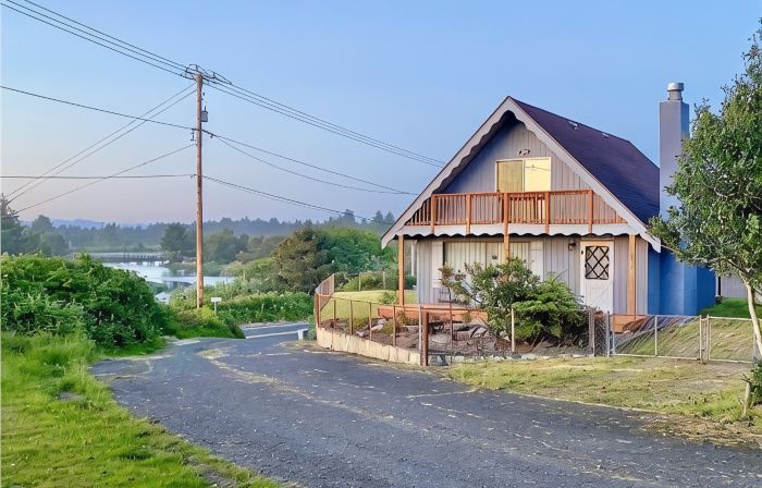 fully fenced Dog yard - Overlooking the Copalis River -