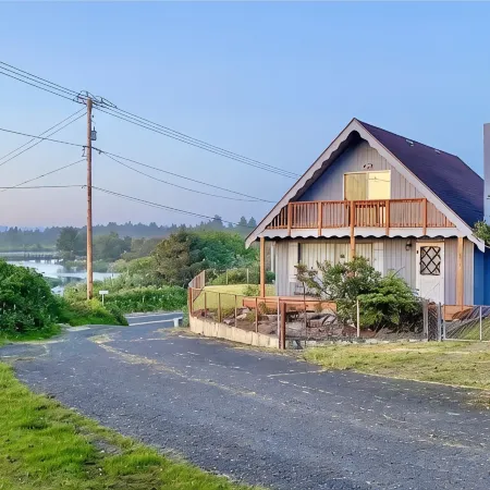 fully fenced Dog yard - Overlooking the Copalis River -
