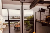Coastal Calm | Luxe Stay with Views, Bath & Fire. - อพาร์ทเม้นท์