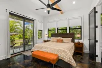 The Lagoon: 4 Bd Home. Pool, Jacuzzi, Waterslide, Home Theater & AC. Sleeps 17 - Private Pool