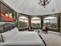Castle on a hill, breathtaking views, surrounded with pools, trees, and lawn Hotels in Ramona