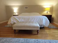 Family Home, walk to Downtown Overland Park! - balcón