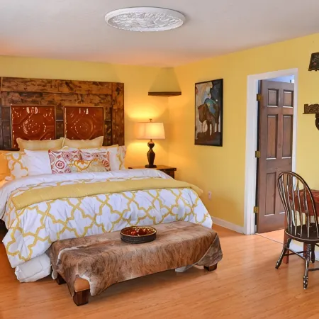 B-E-Y-O-N-D CHARMING ~ STROLL to OLD TOWN~  FANTASTIC REVIEWS