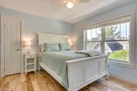 Luxury Beach House-6 Bedrooms, Game Room, Yard, Fire Pit-Walk to Beach & Town - Beach