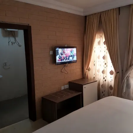 Emzrel Hotel & Suites