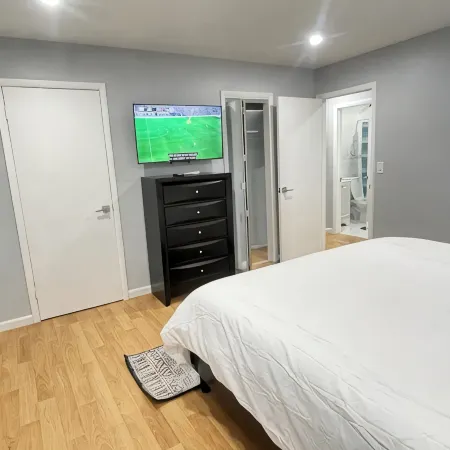 Sophisticated Suite Near JFK Airport Отели рядом с достопримечательностью «Железнодорожная станция JFK Air Train»