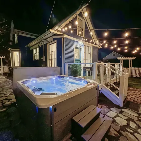 Stunning Victorian 4BR w/Hot Tub 5 Min to Downtown
