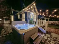 Stunning Victorian 4BR w/Hot Tub 5 Min to Downtown - Boutique
