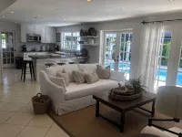 Island Paradise! Beautiful Elegant Tropical Home with Private Heated Pool! - Uima-altaat