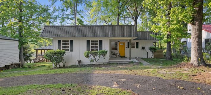 Newly Renovated Lakefront home with boat house, launch and 2 piers! Hotels in Sabine Parish