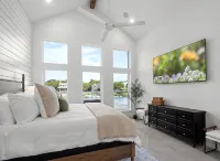 LBJ Retreat - Luxurious Lake LBJ Waterfront - German Farmhouse Getaway - Swimmingpools