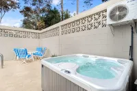 Hot tub, pool, bbq, game room near downtown - Hot Tub
