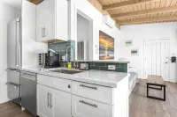 Modern Malibu Road Oceanfront Beach House with AC - balcony