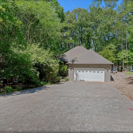 Beautiful 4 bedroom home on Lake Hartwell