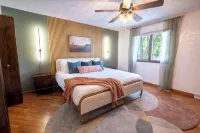 Omaha Oasis! Pool, Hot Tub, Mini Golf, Bar, Games - Bungalows