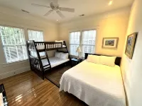Deluxe Downtown Bungalow - fenced in yard, pet friendly. - 무료 와이파이