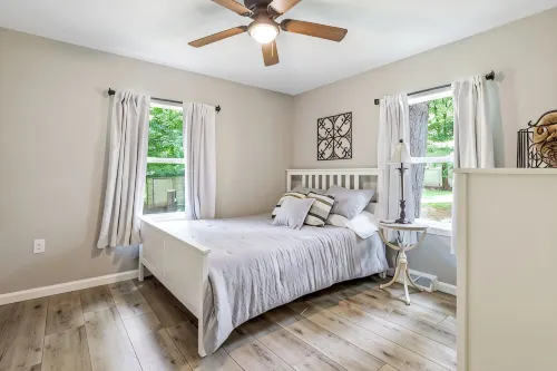 "The Hideaway 1" Charming 2-bedroom house with WiFi, AC in fabulous Farmington - Homestays