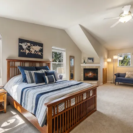 Royal Oak Manor Lrg Private Home and Yard Sleeps 18!