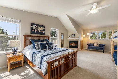 Royal Oak Manor Lrg Private Home and Yard Sleeps 18! - Bungalows
