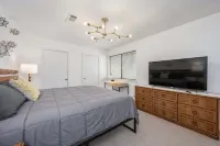 Wellspring Townhome - King Bed Suite minutes from Texas A&M - บังกะโล