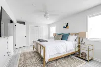 Stylish 4 bedroom house with outdoor dining and fenced backyard. - Bungalows