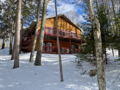 Spacious lakeside cabin in the heart of the Northwoods - Homestays