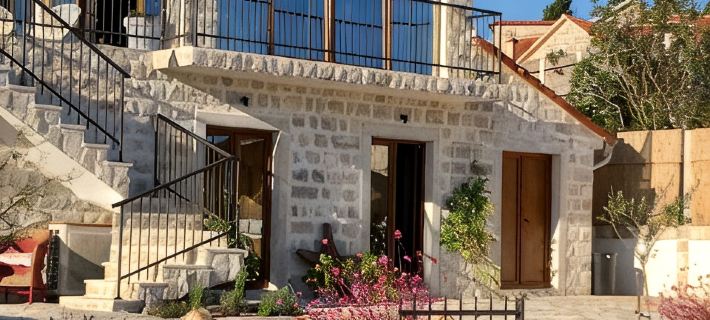 LUXURY STONE VILLA, INFINITY POOL, STUNNING SEA & MOUNTAIN VIEWS OVER BOKA BAY Hotel a Tivat