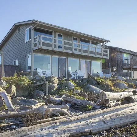 West Beach House - low bank waterfront, with 1 GB WIFI, WFH - NEW hot tub!