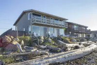 West Beach House - low bank waterfront, with 1 GB WIFI, WFH - NEW hot tub! - 4-Star