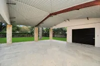 Spacious Modern Cottage Perfect for Families & Pets ~ Gated Parking ~ Sleeps 9+ - 4-Star