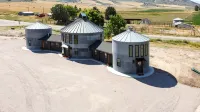 Gorgeous views, unique stay minutes away from hot pools, golfing, restaurants. - Chalets