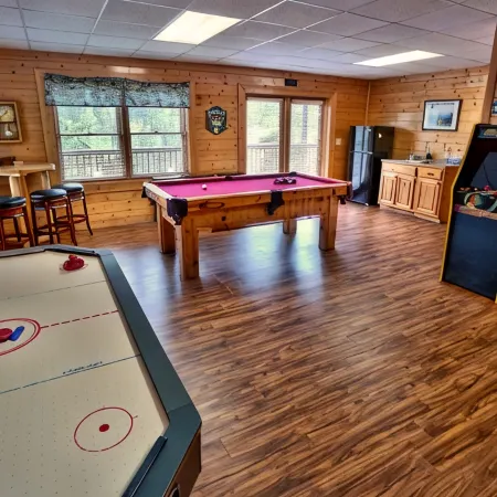 The Bigfoot Lodge - Hot Tub, Theater, Game Room, Near Parkway & Attractions
