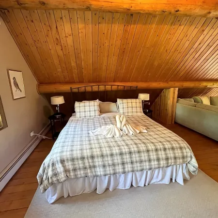 Beautiful Log Cabin Retreat on 6 Acres of Forest Only 10 Minutes to Lake Geneva. Hotels in Lyons