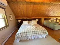 Beautiful Log Cabin Retreat on 6 Acres of Forest Only 10 Minutes to Lake Geneva. - Hot Tub