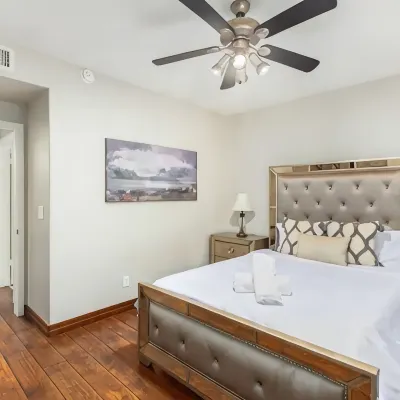 Pool and Jacuzzi + Rock slide + FUN amenities for all! Hotels near Mystery Castle