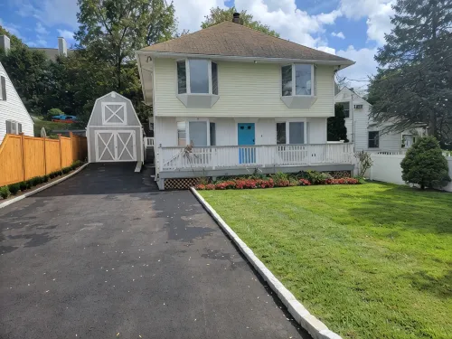 Serene Upstairs Apt. Walk to Town, Train, & Beach Ferry! Off-Street Parking. - Wi-Fi
